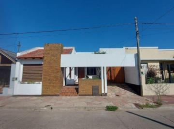 Casa · 160m² · 7 Ambientes · 1 Cochera · Casa en Venta en Arrecifes con Patio y Pileta