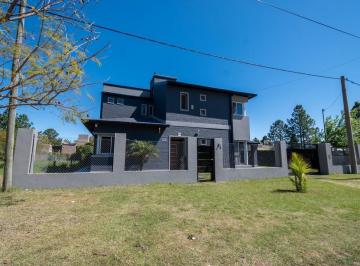 Casa · 237m² · 8 Ambientes · 2 Cocheras · Impecable Casa en Arroyo Leyes