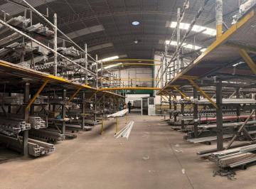 Bodega-Galpón · 900m² · Galpón en Alquiler con Doble Acceso Vehicular
