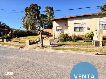 Casa · 100m² · 2 Dormitorios · 1 Cochera · Casa en Esquina, Calle Barrufaldi y Carlos Gardel. Zona Cerrito