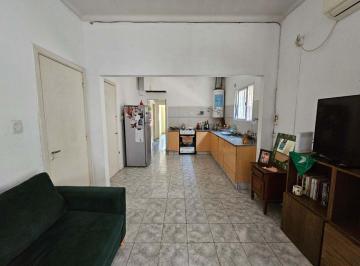 Casa · 145m² · 4 Ambientes · 1 Cochera · Venta Casa 3 Ambientes Patio Cochera Moron Centro