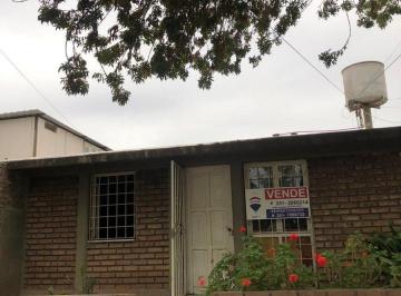 Casa · 48m² · 3 Ambientes · 1 Cochera · Remax Vende Casa 2 Domitorios. Oportunidad