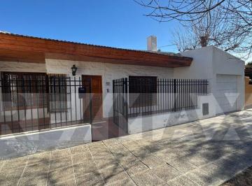 Casa · 160m² · 7 Ambientes · 2 Cocheras · Venta Casa Centrica General Roca
