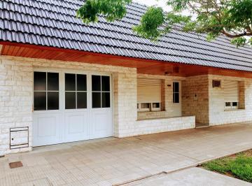 Casa · 154m² · 5 Ambientes · 1 Cochera · Casa - Las Parejas