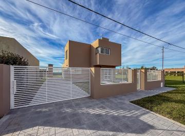 Casa · 585m² · 7 Ambientes · 2 Cocheras · Casa 3 Dorm., Todos Los Servicios. Las Tardes