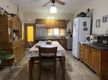 Casa · 150m² · 4 Ambientes · 2 Cocheras · Venta Casa de 2 Dorm. en Tiro Suizo con Galpón