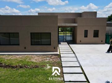 Casa · 159m² · 4 Ambientes · 1 Cochera · Casa en Santo Tomás