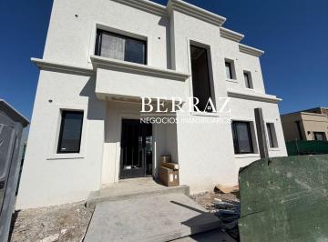 Casa · 153m² · 5 Ambientes · 2 Cocheras · Casa Venta 4 Dorm. Lote de 500 m² Barrio Santa Elena, Pilar del Este