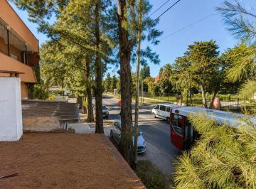 Casa · 242m² · 6 Ambientes · 1 Cochera · Casa en Venta Florencio Varela