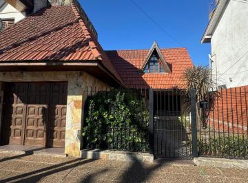 Casa · 215m² · 6 Ambientes · 1 Cochera · Casa Chalet Venta 4 Dorm.