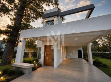 Casa · 240m² · 5 Ambientes · 6 Cocheras · Casa en Venta 4 Amb Greenville Polo & Resort. Oportunidad
