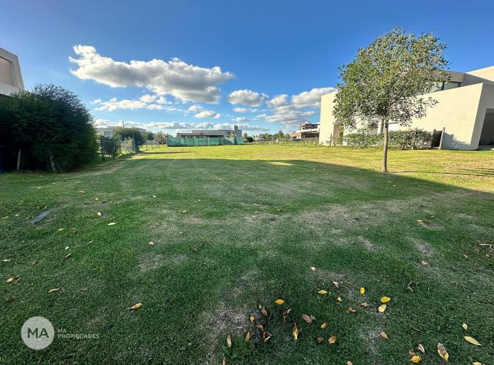 Terreno · 830m²