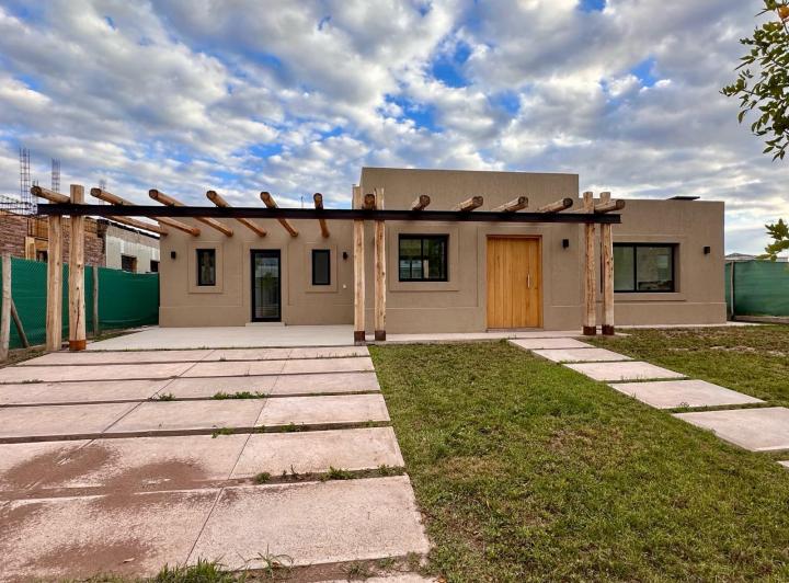 Casa · 500m² · 4 Ambientes · 2 Cocheras