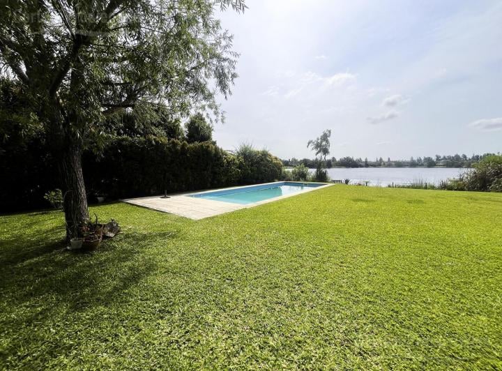Casa · 260m² · 6 Ambientes · 1 Cochera