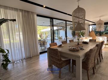 Casa · 366m² · 4 Ambientes · 2 Cocheras · Casa de 3 Dorm. en Cañuelas Country Golf