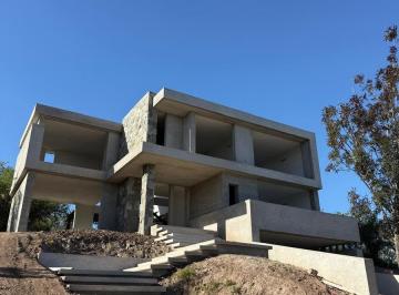 Casa · 394m² · 6 Ambientes · 2 Cocheras · Casa en Estancia El Terrón – 3 Dorm., Cava y Subsuelo – Entrega 2026