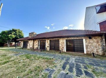 Terreno , Lomas de Zamora · Casa 6 Ambientes en Temperley – Importante Chalet en Esquina con Lote de 572 m² – Ideal Reciclar