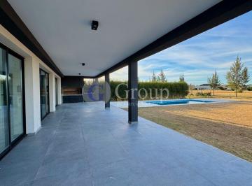Casa · 310m² · 5 Ambientes · 1 Cochera · Casa a Estrenar con Vista Al Golf en Venta en El Trébol, Haras Santa Maria, Escobar
