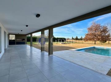 Casa · 291m² · 5 Ambientes · 4 Cocheras · Casa a Estrenar con Vista Al Golf en Venta en El Trébol, Haras Santa Maria, Escobar