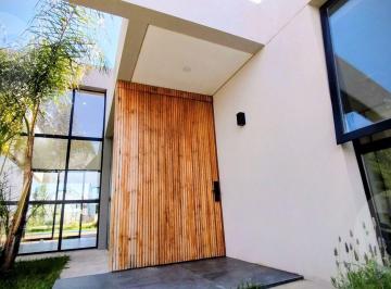 Casa · 220m² · 4 Ambientes · 2 Cocheras · Casa en Venta en Lagos de Canning