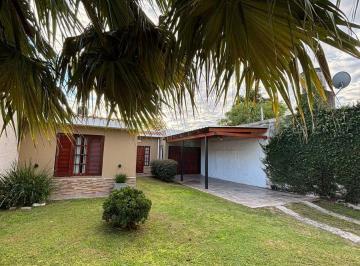 Casa · 149m² · 5 Ambientes · 2 Cocheras · Casa en Venta 3 Dorm. con Pileta en Villa Nueva