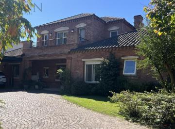 Casa · 327m² · 9 Ambientes · 2 Cocheras · Venta Casa 4 Dorm. en Martindale Cc con Amplío Patio