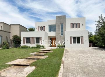 Casa · 238m² · 5 Ambientes · 3 Cocheras · Casa Alquiler 4 Dorm. Haras Santa Maria Lote de 1081 m² Escobar