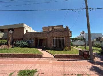 Casa · 497m² · 3 Dormitorios · 2 Cocheras · Venta o Permuta - Amplia Casa con Pileta en Calle Mariano Larra 2555