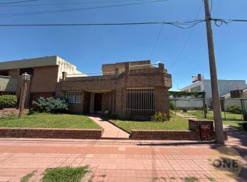 Casa · 497m² · 4 Dormitorios · 2 Cocheras · Venta o Permuta - Amplia Casa con Pileta en Calle Mariano Larra 2555