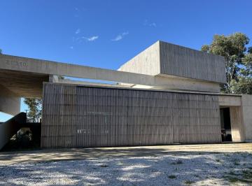 Casa · 380m² · 6 Ambientes · Casa en Venta - 5 Dorm. 2 Baños - Ecuestre