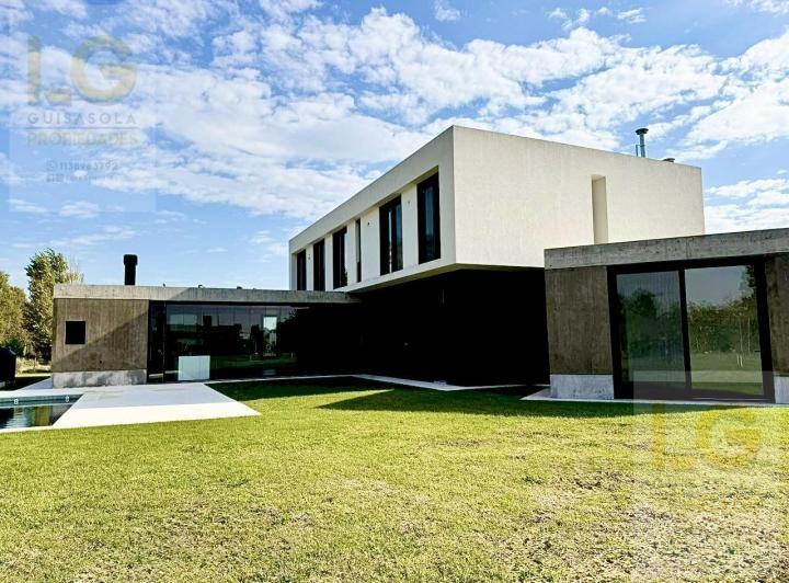 Casa · 402m² · 9 Ambientes · 2 Cocheras