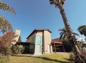 Casa · 225m² · 7 Ambientes · 2 Cocheras · Funes Hilss Miraflores - Casa de 4 Dorm. con Pileta en Venta - Barrio Privado, Funes