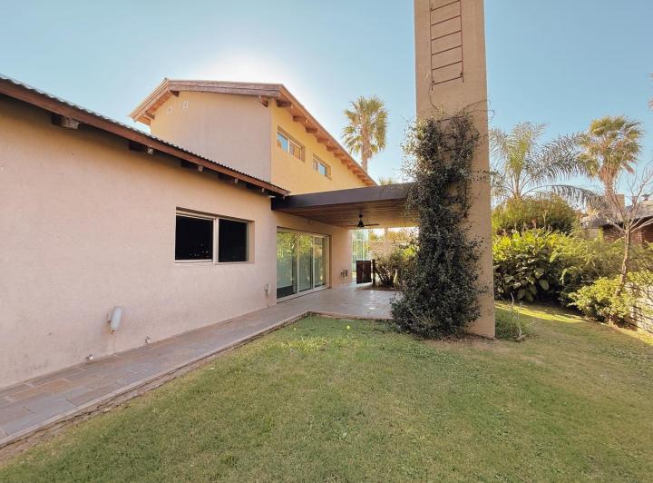 Casa · 225m² · 7 Ambientes · 2 Cocheras