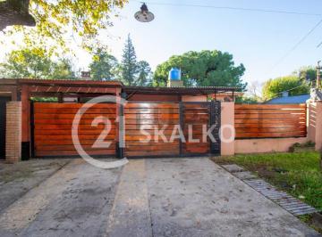 Casa · 184m² · 6 Ambientes · 1 Cochera · Venta Casa 4 Dorm. con Patio en Funes R
