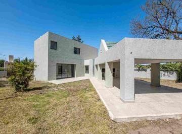 Casa · 210m² · 7 Ambientes · 2 Cocheras · En Venta Casa Villa Allende Golf a Estrenar!