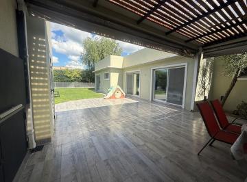 Casa · 150m² · 5 Ambientes · 2 Cocheras · Casa Chalet en Venta en Santa Guadalupe, Pilar del Este, Pilar