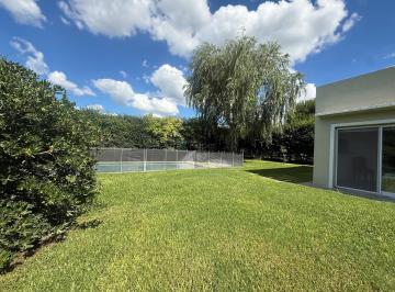 Casa · 150m² · 5 Ambientes · 2 Cocheras · Casa Chalet en Venta en Santa Guadalupe, Pilar del Este, Pilar