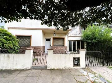 Casa · 136m² · 3 Ambientes · 2 Cocheras · Casa 3 Amb en Venta - Temperley - Jardin - Apta Crédito