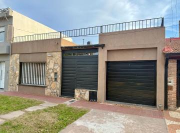 Casa · 142m² · 2 Dormitorios · 1 Cochera · Casa 2 Dorm. en Alberdi – Reciclada – Cochera – Patio – Quincho – Apto Crédito