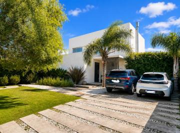 Entrada · Casa Lista Para Mudarse con Ubicación y Orientación Ideales!