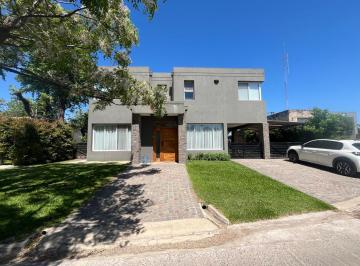 Casa · 242m² · 4 Ambientes · 4 Cocheras · Casa en Venta / Alquile Temp. - Parque Leloir Altos del Sol - Acepta Permuta