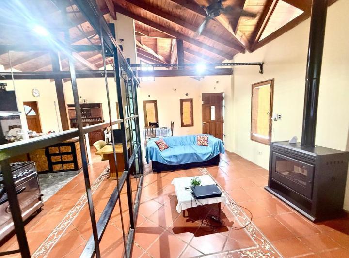 Casa · 143m² · 6 Ambientes · 5 Cocheras