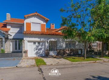 Casa · 175m² · 4 Ambientes · Chalet en El Tradicional Barrio Chauvin