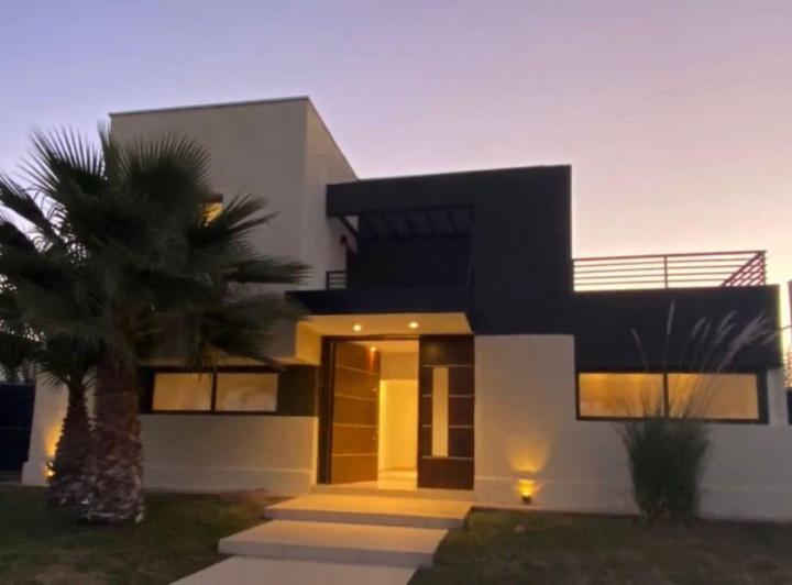 Casa · 300m² · 8 Ambientes · 3 Cocheras