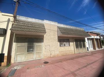Casa · 157m² · 8 Ambientes · 2 Cocheras · Casa Al Frente C Cochera Doble a Reciclar en Alberdi Rio