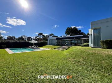 Foto1 · Casa Estilo Minimalista con Amplio Jardin y Excelente Construccion.