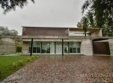 Casa · 1240m² · 4 Ambientes · Casa en Club Miralagos