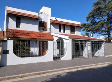Casa de 9 ambientes, Córdoba · Venta. Casa en Parque Latino | 5 Dorm. | Pileta | Quincho | Apta Crédito