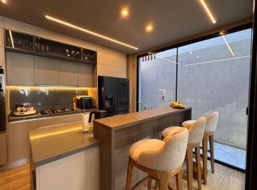 Casa · 280m² · 6 Ambientes · 2 Cocheras · Duplex en Venta La Luisita con Pileta