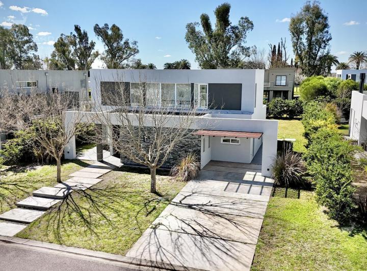 Casa · 209m² · 5 Ambientes · 2 Cocheras